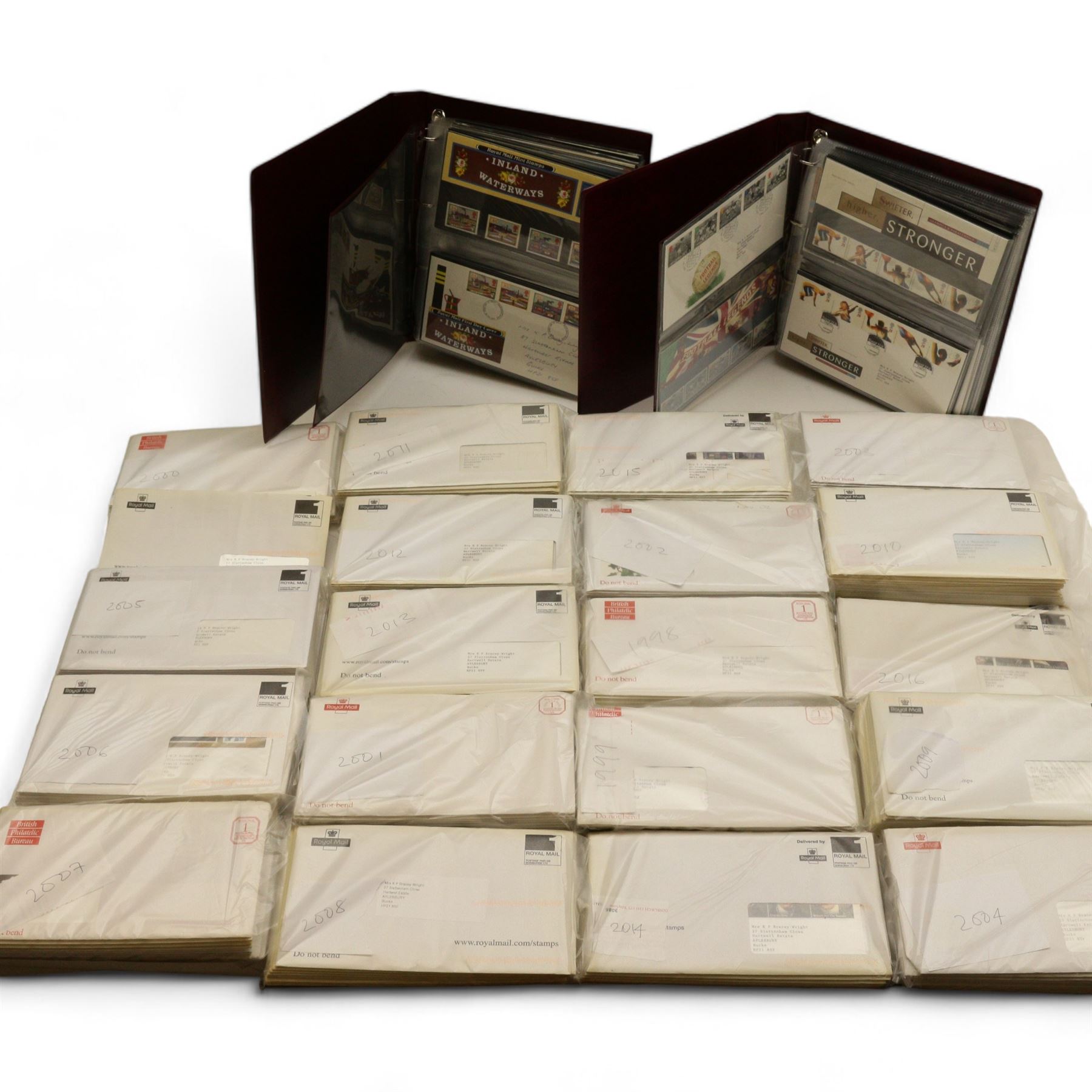 Great British Queen Elizabeth II stamps, including first day covers mostly with special postmarks and printed addresses many with corresponding presentation pack of mostly commemorative mint stamps, housed in two ring binder folders and loose, mostly organised by year