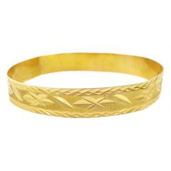 Middle Eastern gold bangle with engraved decoration