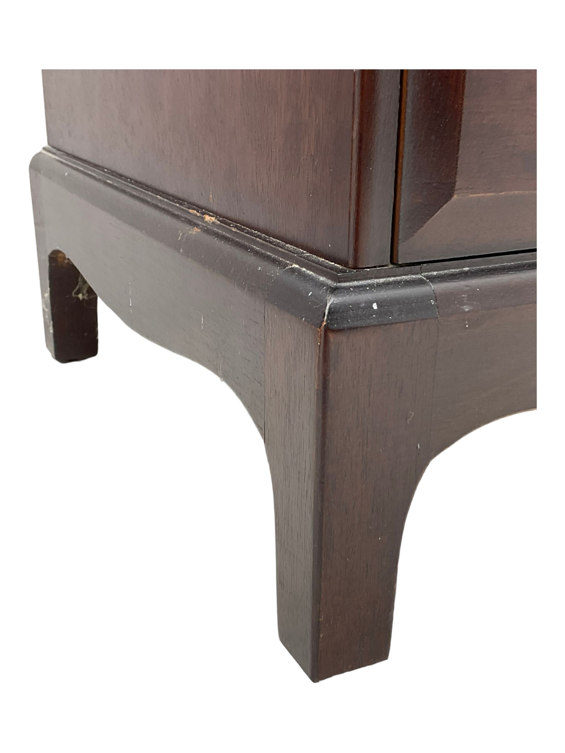 Stag Minstrel - pair of mahogany four drawer pedestal bedside lamp chests, on bracket feet