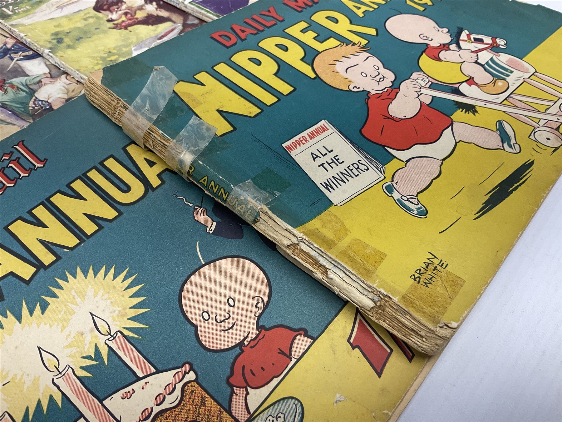 Two Daily Mail Nipper Annuals 1938 and 1939, together with five Little Folks magazines and eight Thriller magazines 