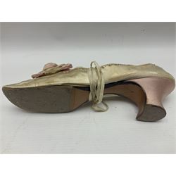 Pair of 19th century ivory silk satin ladies shoes, with rosette to the vamp, with pink silk satin heel, L23cm