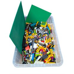 Large quantity of lego, including loose components and base plates