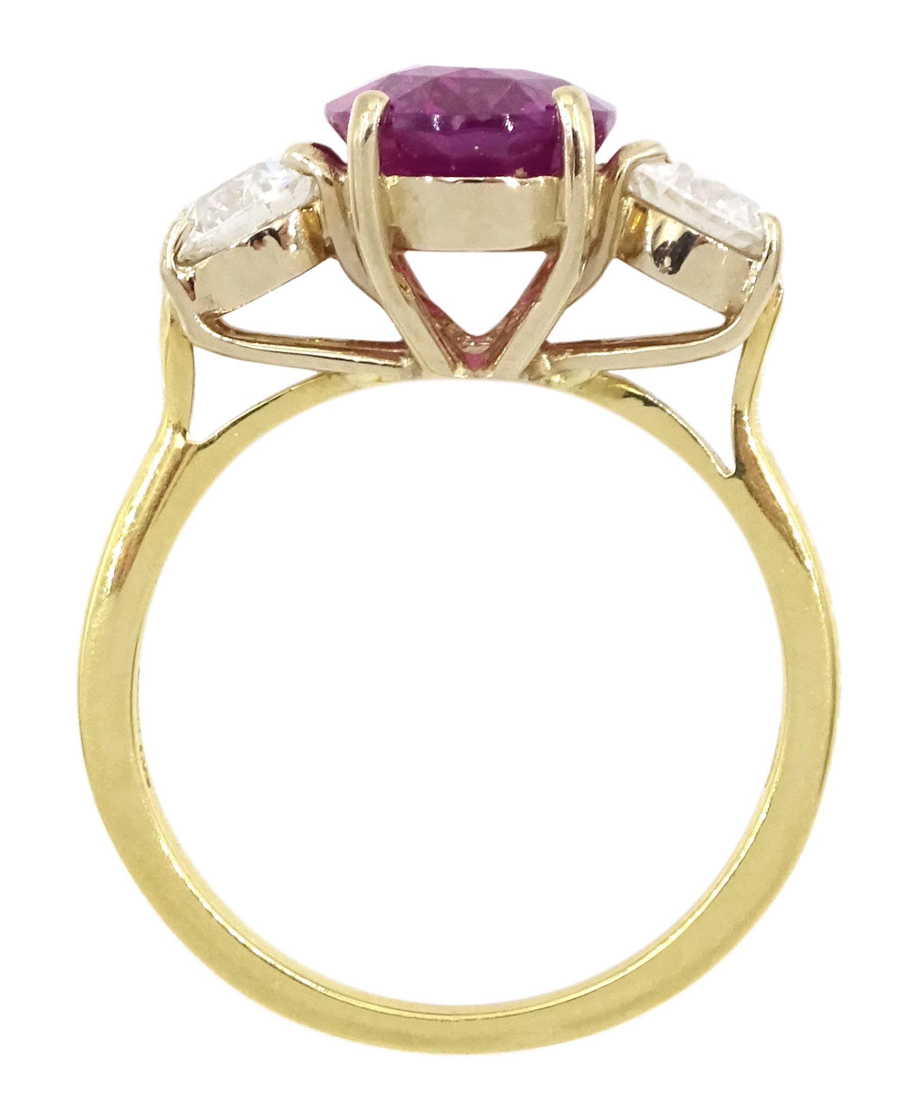 18ct gold three stone oval cut pink sapphire and round brilliant cut diamond ring, hallmarked, sapphire approx 3.00 carat, total diamond weight approx 0.80 carat