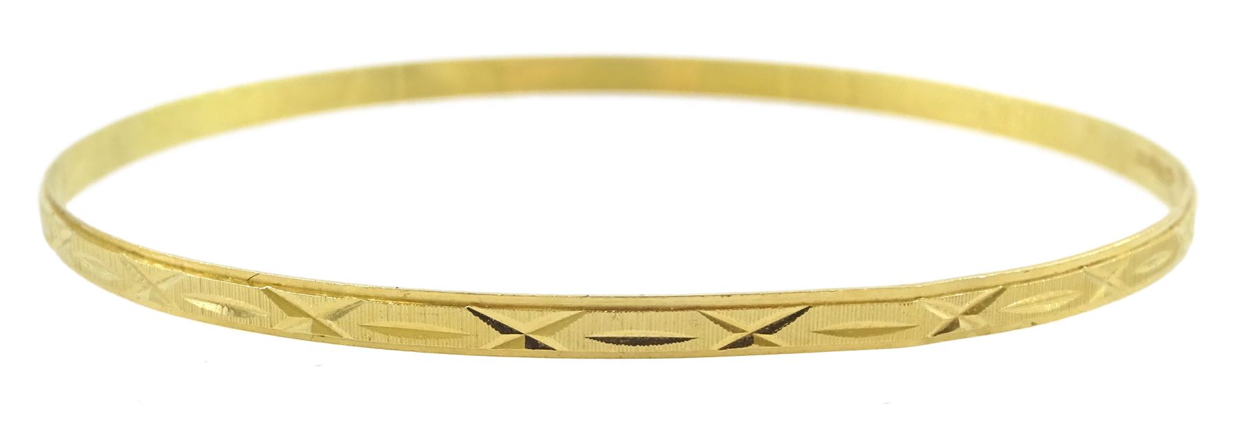 18ct gold bangle, with engraved decoration, stamped 750