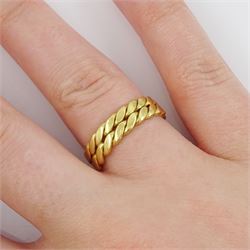 18ct gold double row flattened link wedding band, London 1973