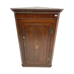 George III oak and mahogany wall hanging corner cupboard, single door decorated with central inlaid shell motif enclosing three shelves