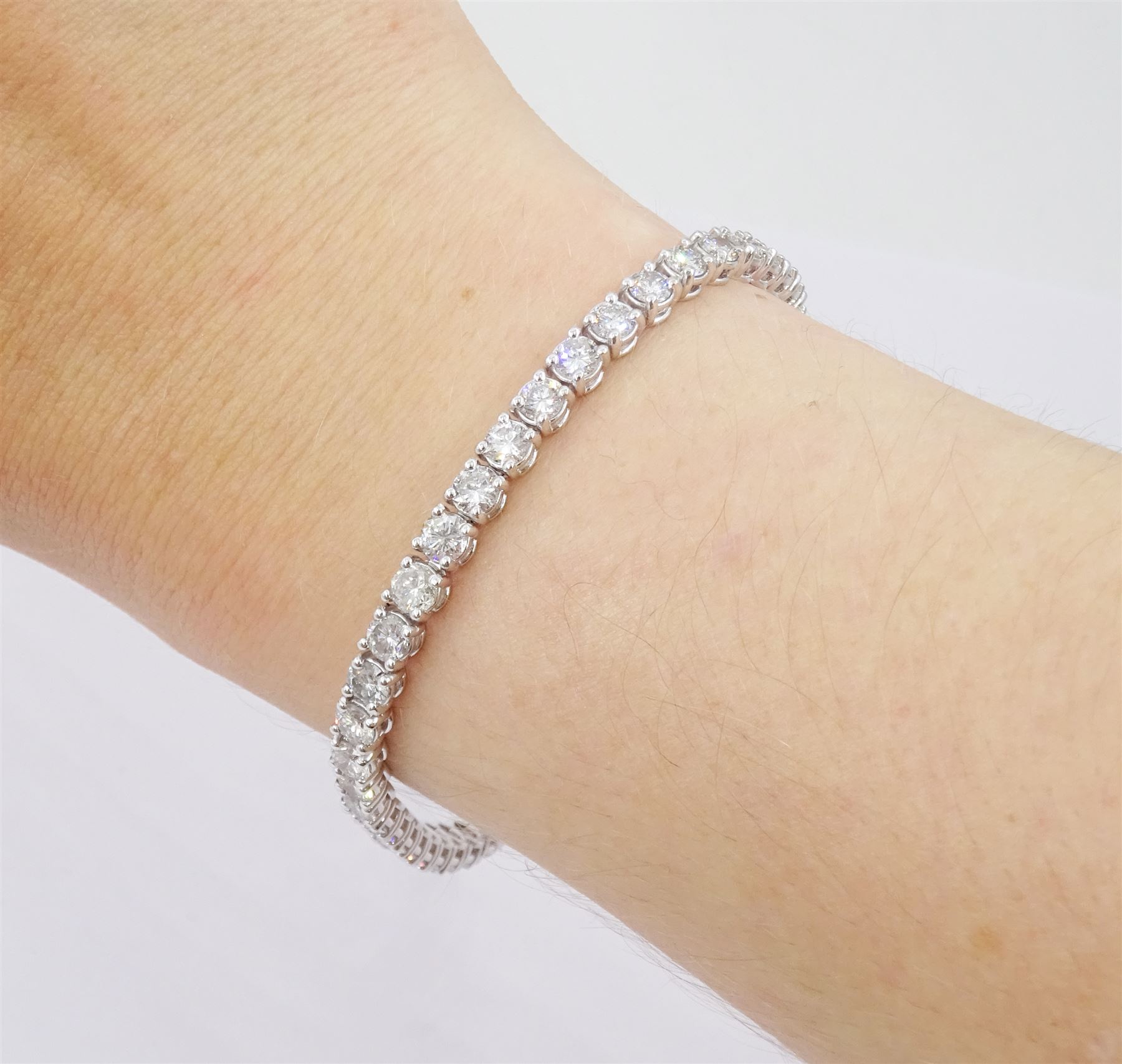 18ct white gold round brilliant cut diamond bracelet, total diamond weight approx 7.10 carat