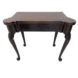 Late 18th century Irish mahogany tea table, rectangular form with projecting stepped rounded corners, fold-over action top over single frieze drawer within cock-beaded surround, on shell and bellflower carved cabriole supports, single gate-leg action base 