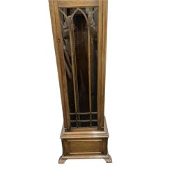 20th century granddaughter clock in an oak case.