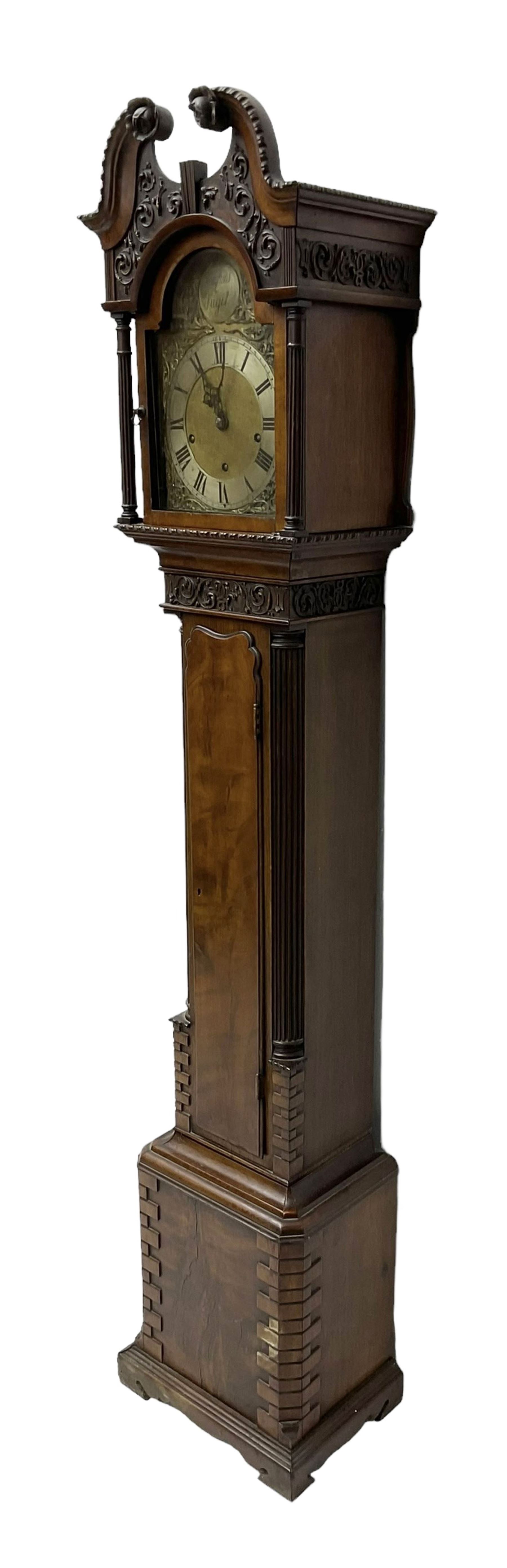 20th century - Chippendale design mahogany 8-day Grandmother clock with a profusely carved and decorated swan's' neck pediment, break arch hood door flanked by reeded pilasters with wooden capitals, trunk with a carved frieze, canted corners, three quarter reeded pilasters and a long trunk door with a wavy top, plinth with carved brickwork to the corners and raised on a shaped base, brass dial with a plain centre, cast spandrels and a silvered 