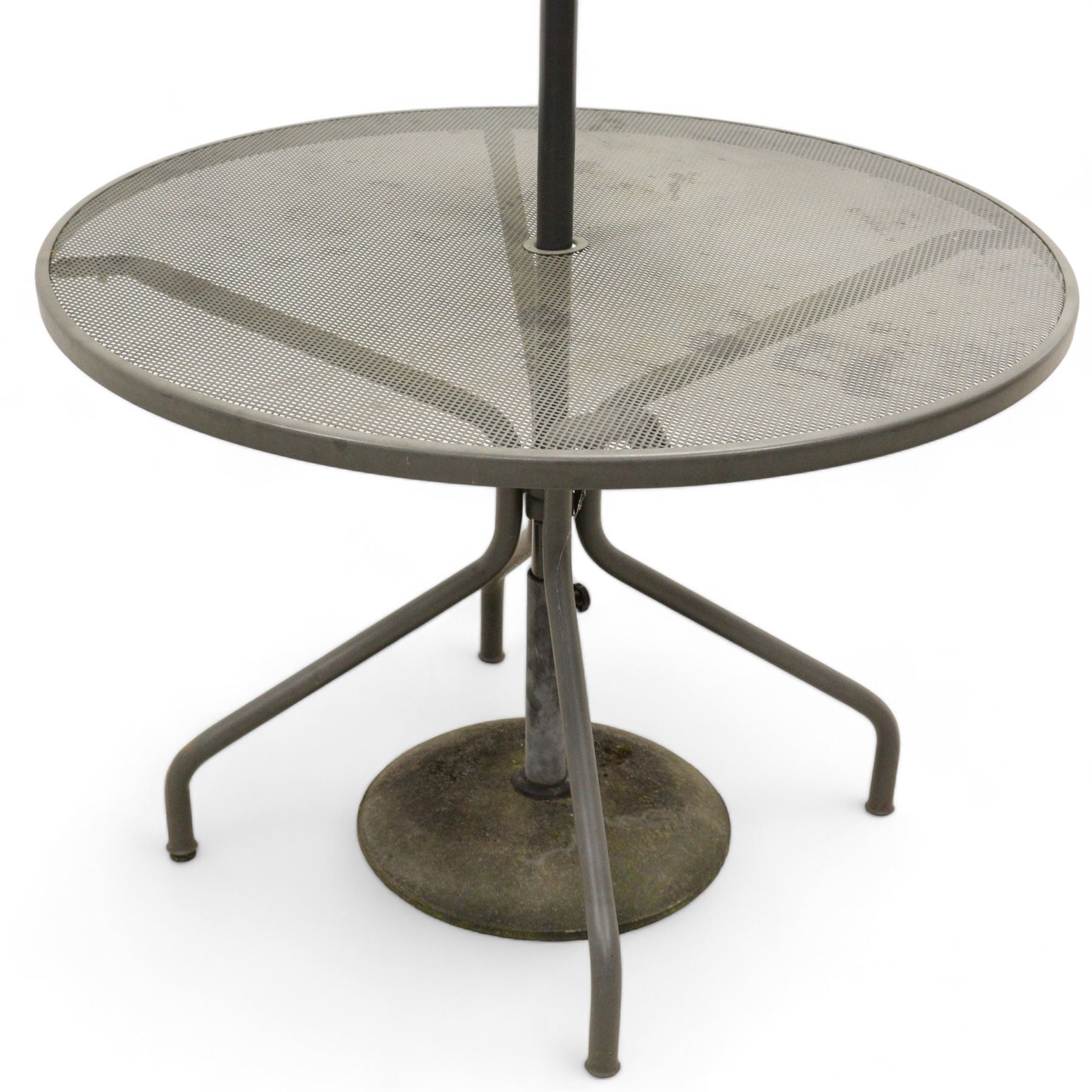 Wrought metal circular garden table, and six lattice back chairs