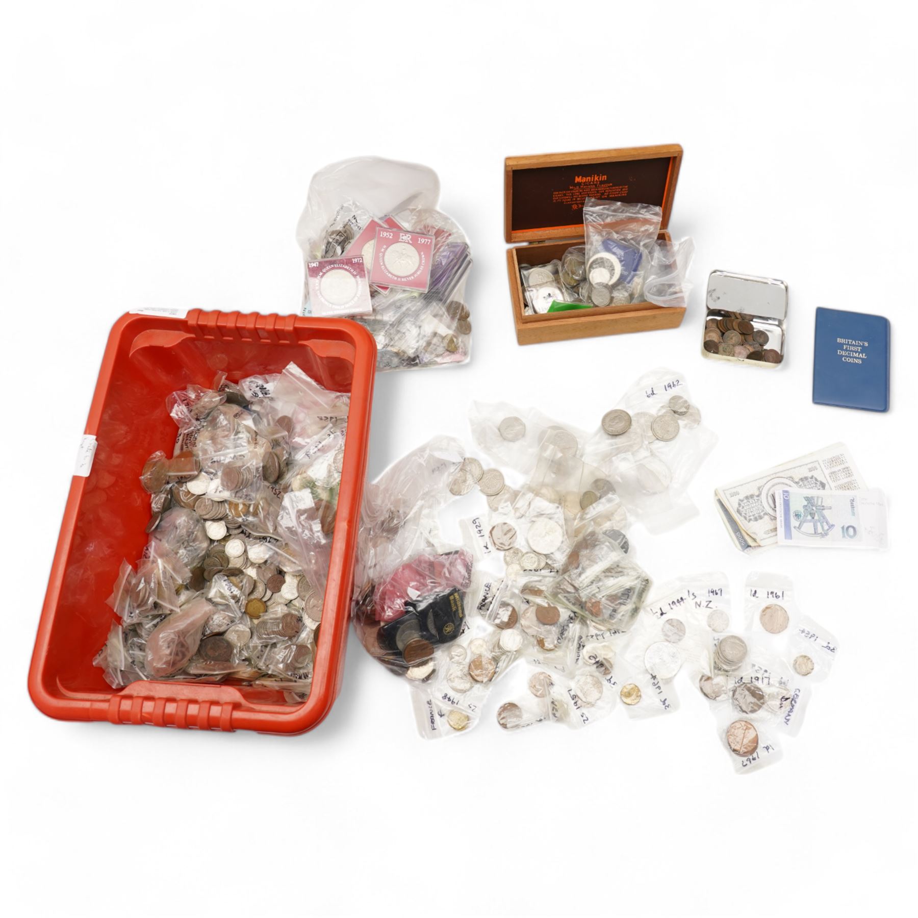 Quantity of mostly Great British coinage, including commemorative crowns, pennies, sixpences, halfcrowns and other pre-decimal coinage, old style fifty pence coins, small number of banknotes with The States of Guernsey one pound etc