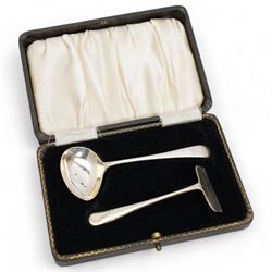 Elizabeth II silver egg cup and spoon London 1953, cased, silver spoon and pusher, six teaspoons and a dessert spoon