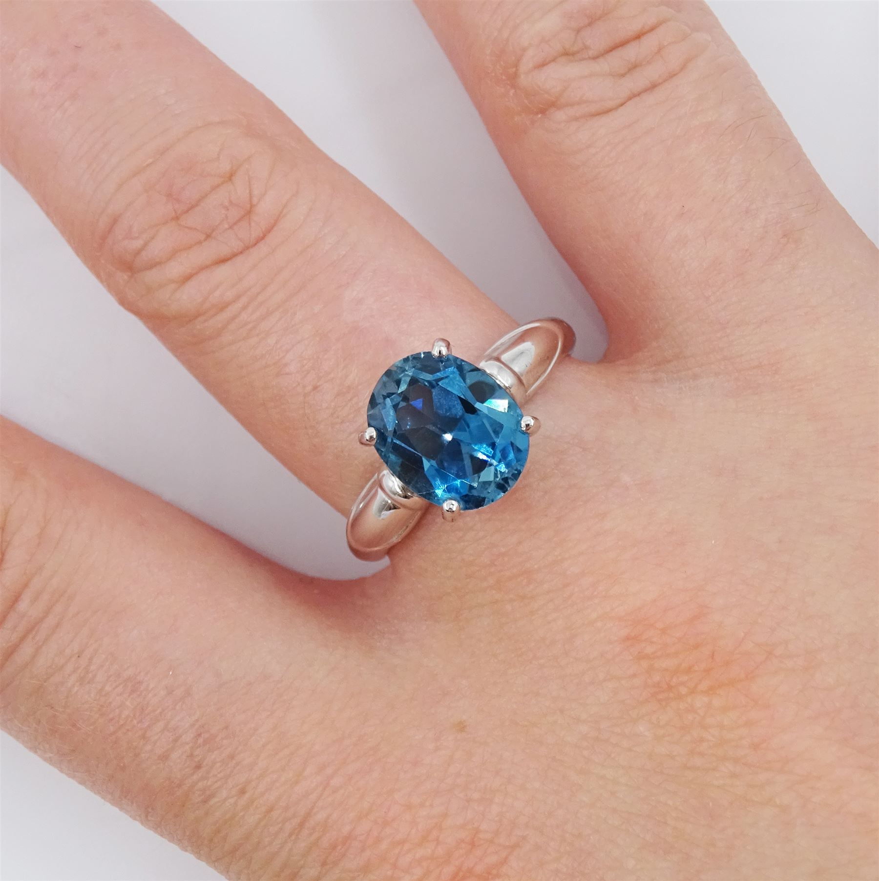 9ct white gold single stone London blue topaz ring, hallmarked, topaz approx 2.50 carat