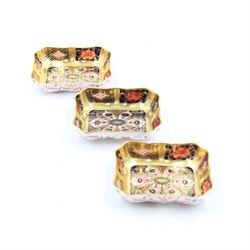 Three Royal Crown Derby 1128 Old Imari pattern trinket dishes, each of rectangular form with shaped rims, with printed marks beneath, W9.5cm