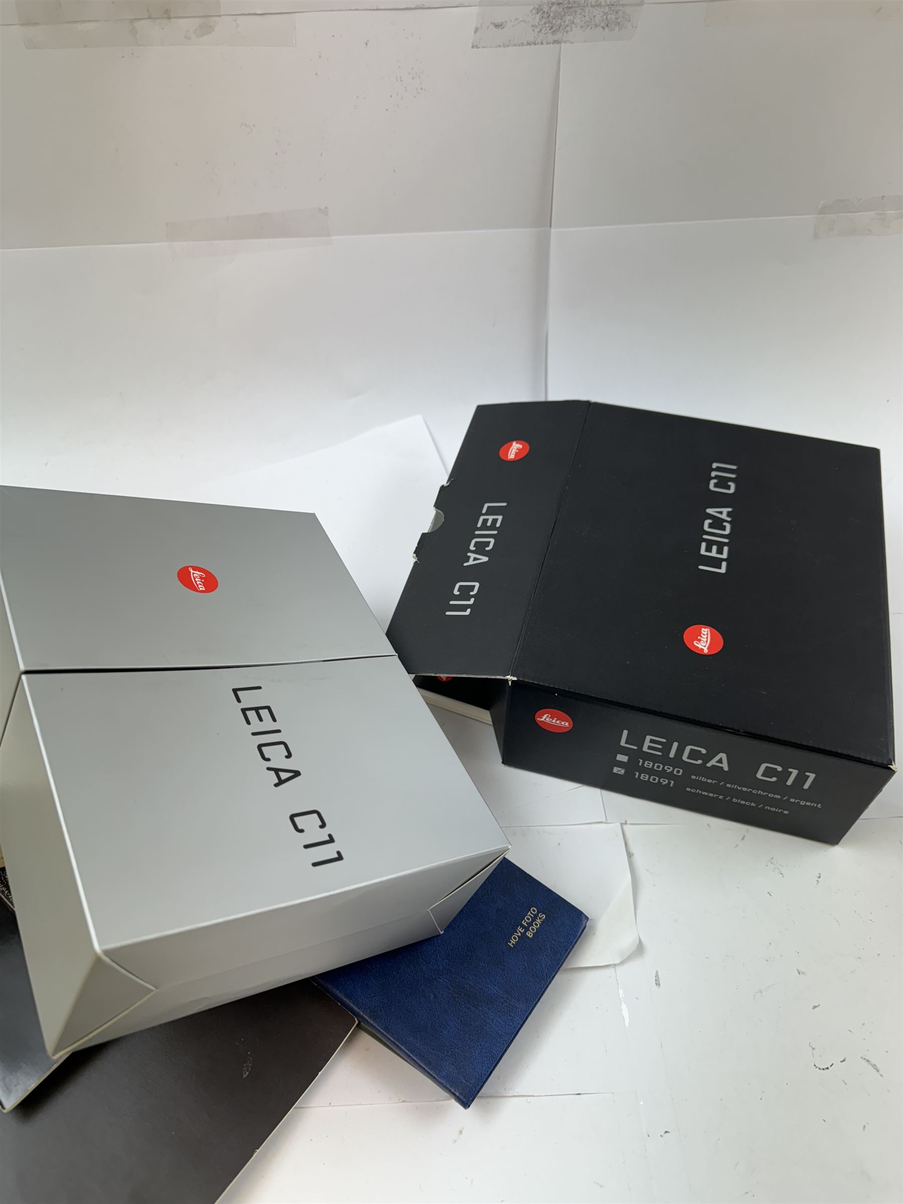 Leica R4 camera body serial no. 1582062, boxed, together with Leitz Externder-R x2 for Leica R3/4 serial no. 3326174 and other Leica accessories, including clear hard case, lens cap, right angle finder, motor winder, soft case, empty C11 box, instruction manuals and Leica handbooks