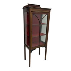 Early 20th century mahogany display cabinet, projecting moulded cornice over inlaid frieze, single astragal glazed door opening to reveal three felt-lined shelves, raised on square tapering supports