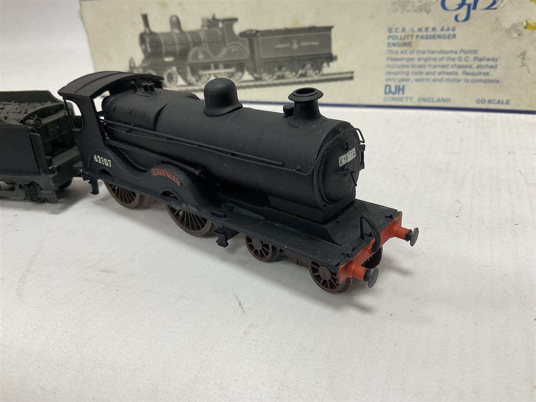 ‘00’ gauge - two kit built steam locomotives and tenders comprising GCR/LNER Class D6 4-4-0 Pollitt Passenger Engine no.2106 finished in LNER black with DJH Models box; Class D9 4-4-0 ‘Queen Mary’ no.62307 finished in BR black (2) 