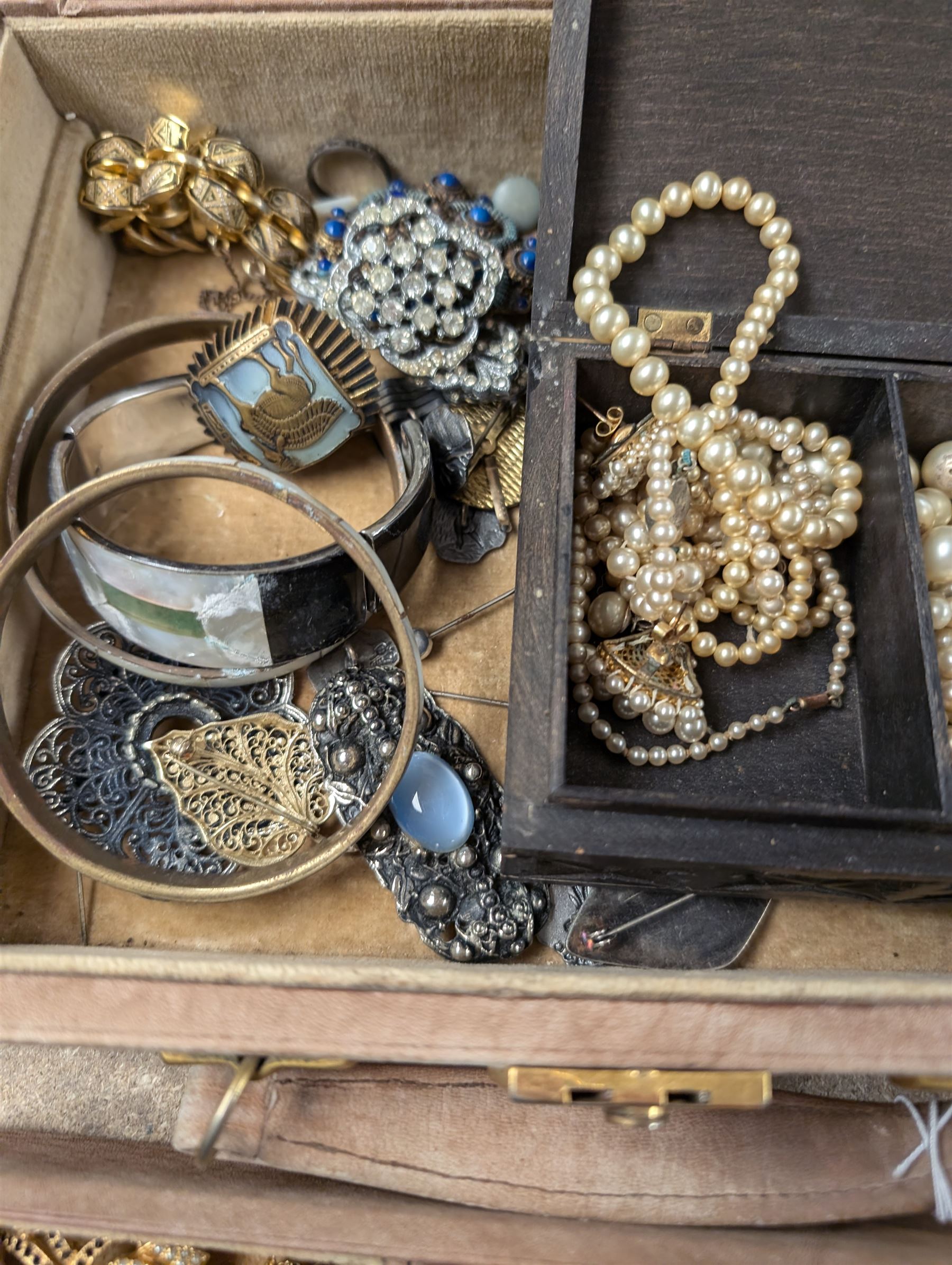 Silver jewellery, including Norwegian enamel ring, Continental silver stone set horse and jockey brooch, silver marcasite leaf brooch, faux pearl items in carved box and other costume jeweller5059