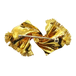  18ct gold scarf brooch, set with six rubies, stamped 750  