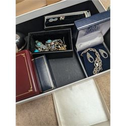 9ct gold chain links, silver jewellery and costume jewellery, including necklaces, bracelets, earrings, etc some boxed