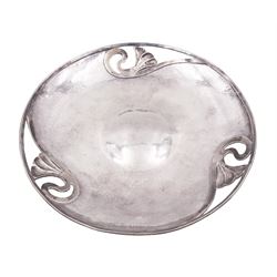 Art Nouveau style modern silver dish, of circular form with domed centre and three pierced sections each decorated with a stylised flower, with a hammered finish throughout, hallmarked Peter Cropper, London 1996, D25cm
