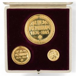 Sir Winston Churchill 'In Memoriam 1874-1965' set of three eighteen carat gold medallions, total weight approximately 90 grams, housed in a fitted case
