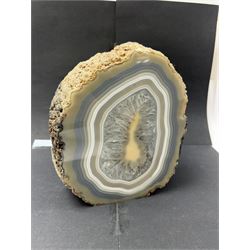 Polished agate geode with blue and white tones, with rough edges, H20cm