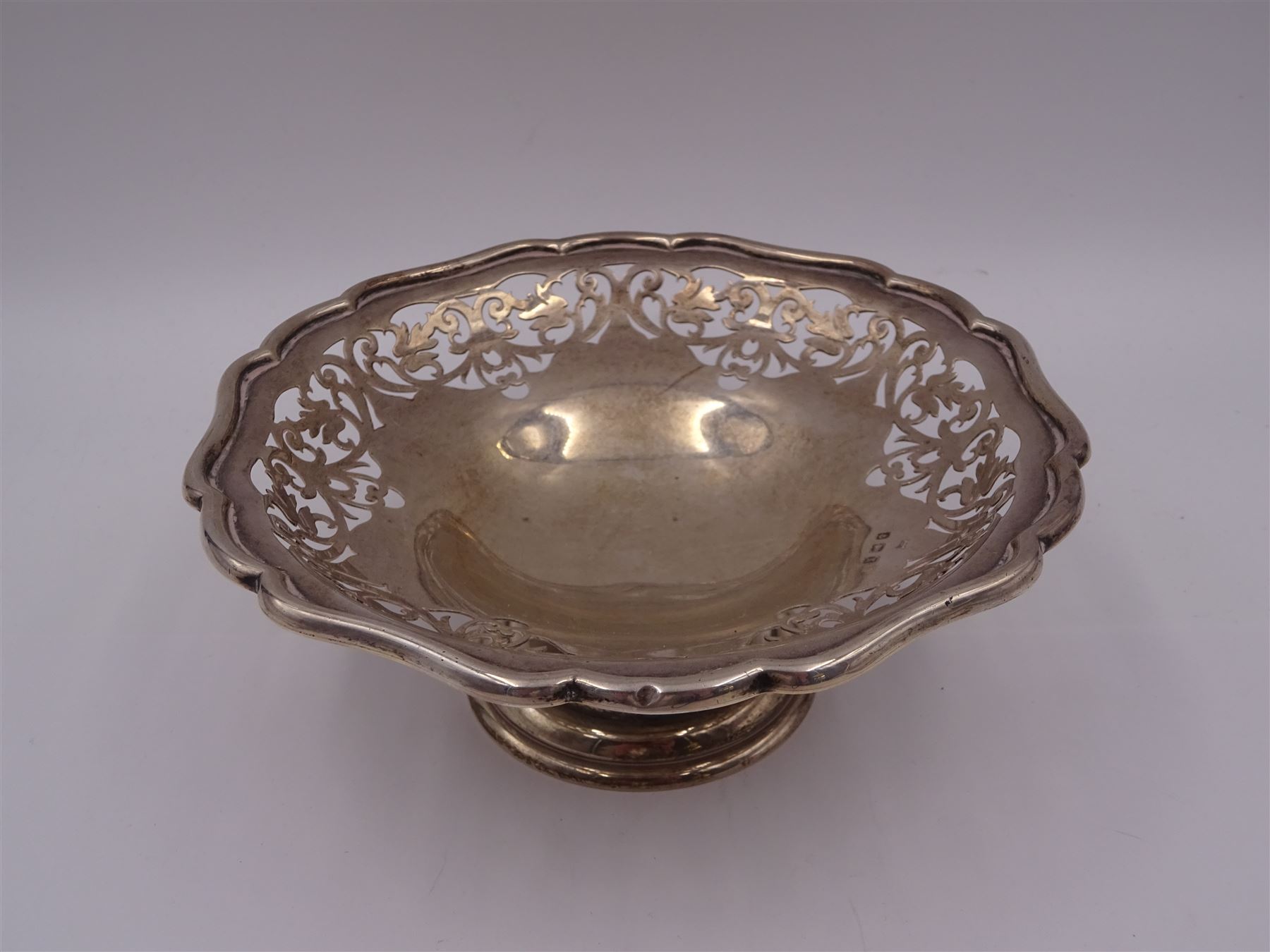 1920s silver bon bon dish, of circular form with shaped rim and pierced floral decoration to sides, upon a circular stepped base, hallmarked Charles S Green & Co Ltd, Birmingham 1922, H6cm