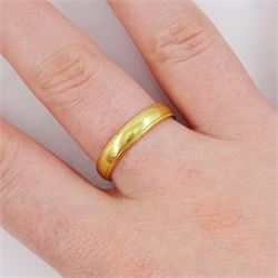 18ct gold wedding band, hallmarked