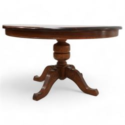 Early-to-mid 20th century oak coffee table, circular top over baluster pedestal, terminating in three splayed supports