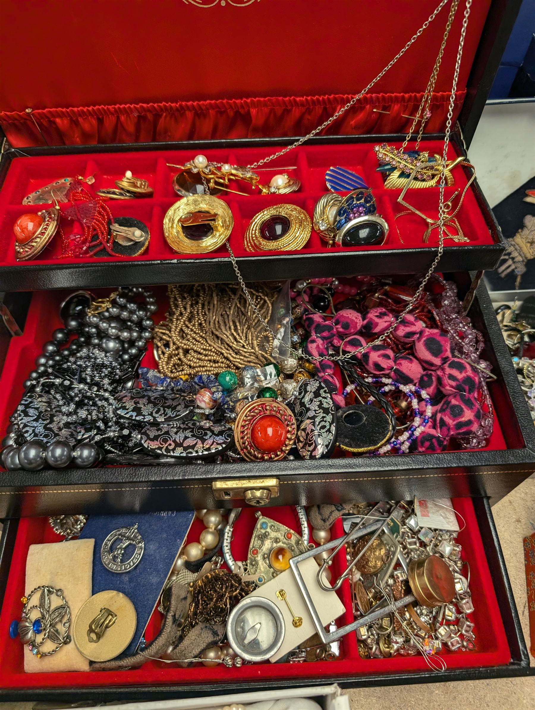 Large collection of costume jewellery, including brooches, earrings, beaded necklaces, wristwatches etc 