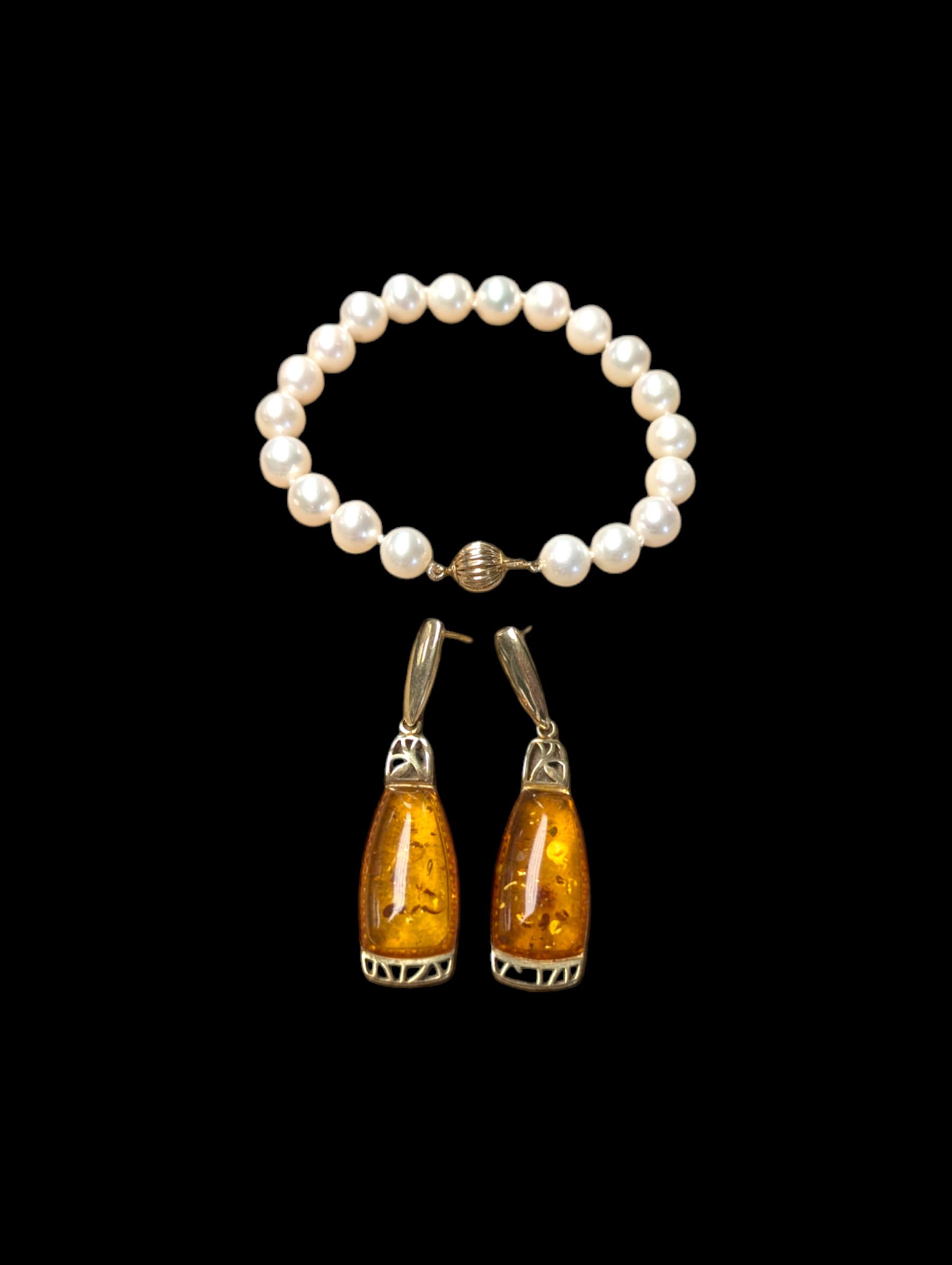 Cultured pearl bracelet with 14ct gold clasp, stamped 585, together with a pair of silver-gilt Baltic Amber pendant earrings