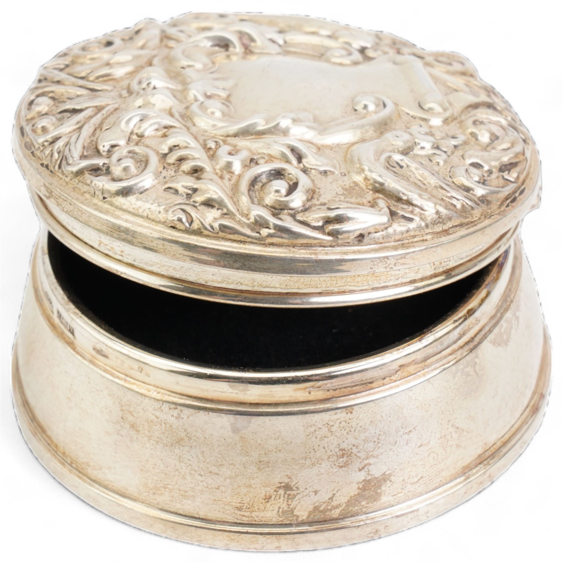 Elizabeth II weighted silver circular trinket box with embossed hinge cover, Birmingham 1972, a silver compact and a silver mesh purse (3)