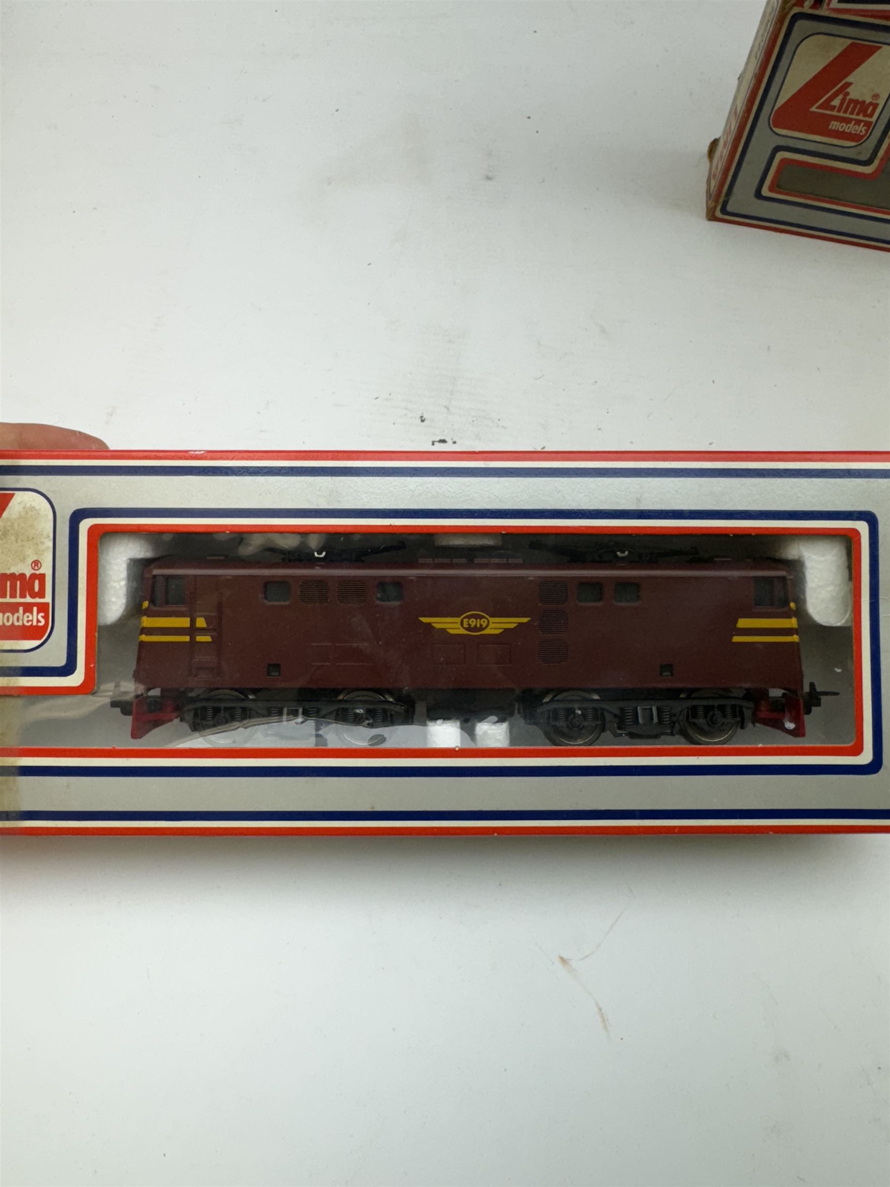 Lima HO gauge South African Outline rolling stock, comprising 209651 dummy locomotive no. E919, 208129 suburban train no. 8907, and two passenger coaches nos. 309243 and 309244, all in brown livery, together with a Lima 8054L electric locomotive no. DB 151002-3, all boxed (5)