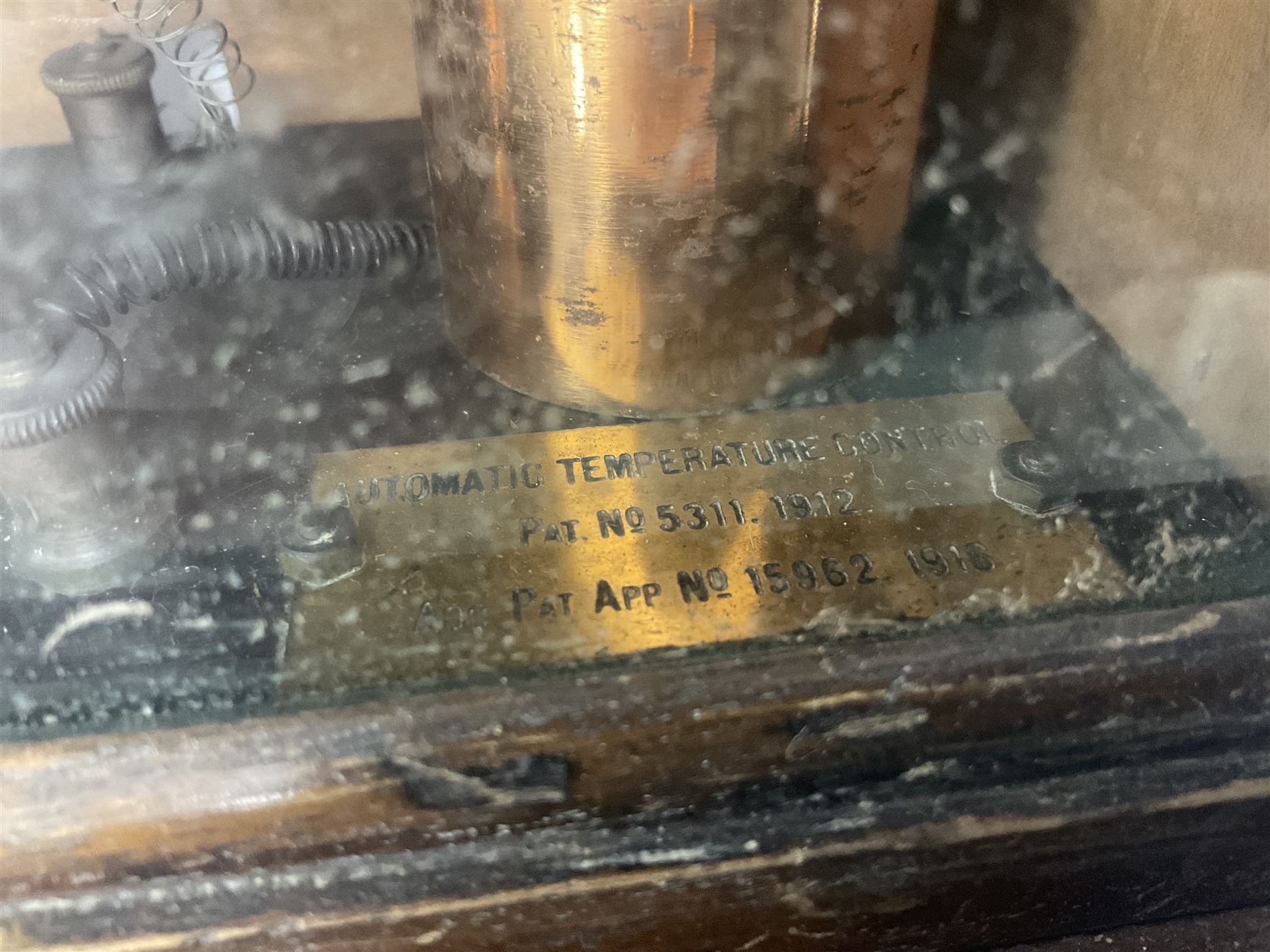 Early 20th century Automatic Temperature Control System, the polished copper body supporting a tube of liquid mercury, patent no 5311 dated 1912, attributed to John Grundy, within wooden box with glazed front panel, box H18.5cm