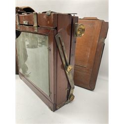 Folding plate camera in mahogany and lacquered brass, with additional plates and case