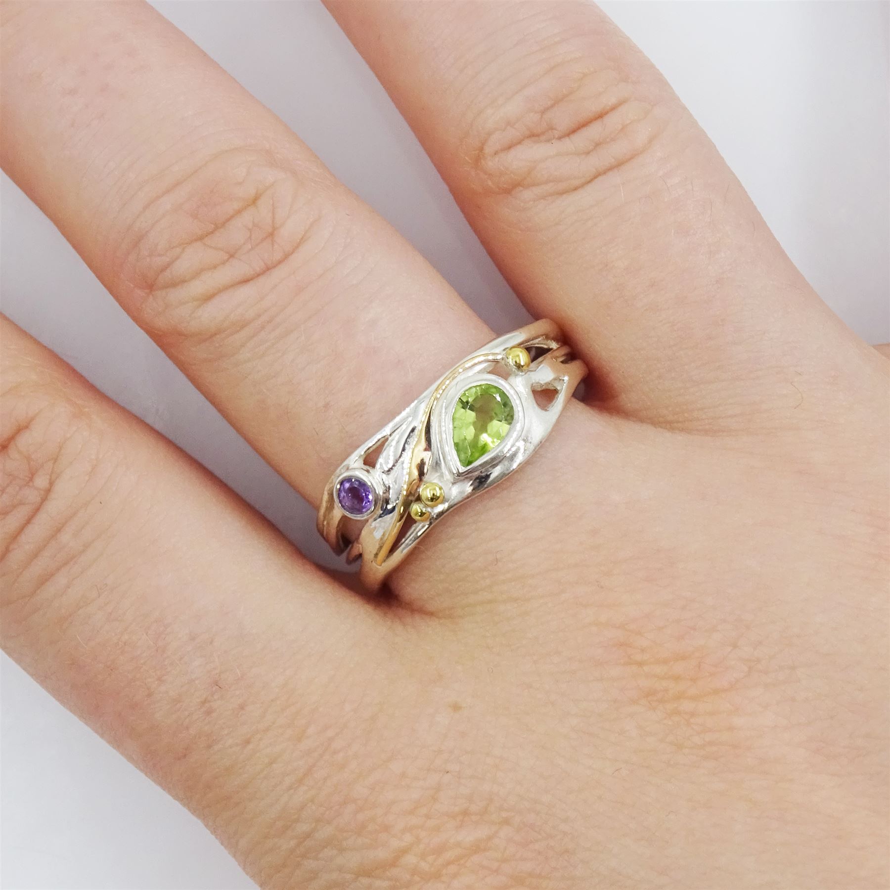 Silver and 14ct gold wire peridot and amethyst ring, stamped 925