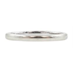 Early 20th century 18ct white gold band, the sides with engraved decoration, Birmingham 1932