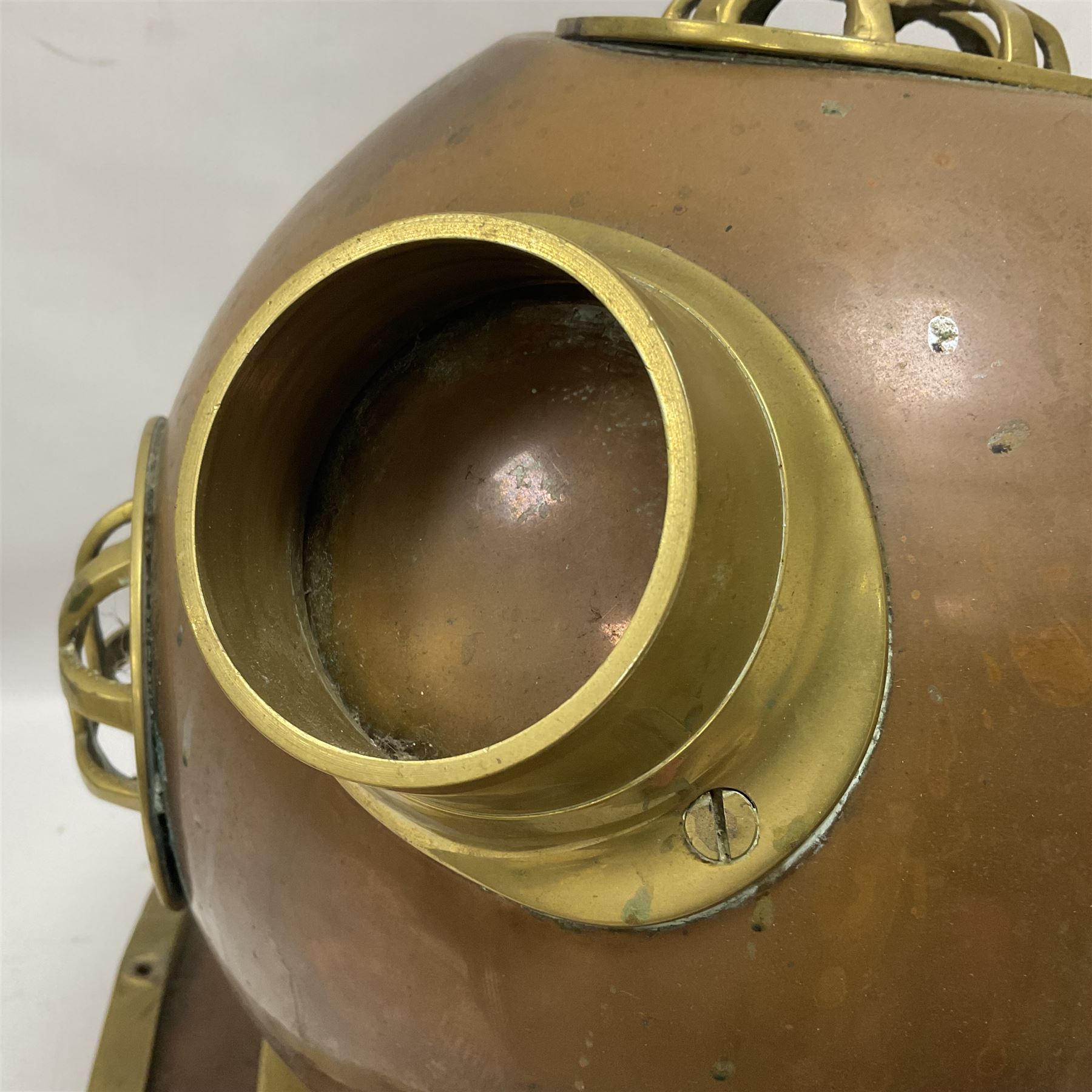 Reproduction copper and brass deep sea diver's helmet, H44cm