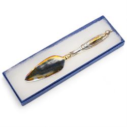 Spode Italian boxed carving set, butter knife and other cased cutlery, together with a set of six silver-plated coffee bean spoons, pair of cased silver plated fish servers etc 