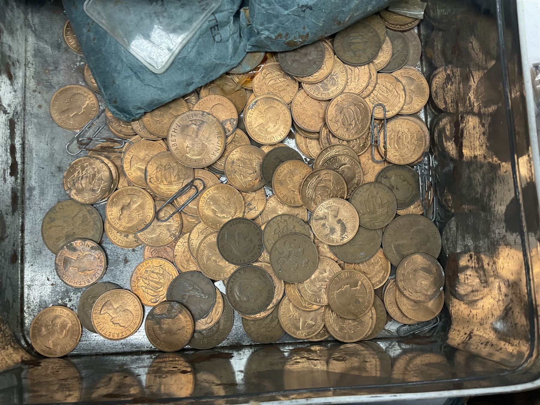 Great British and World coins, including pre-decimal pennies and half pennies, other pre-decimal coins, commemorative crowns, Euro coinage, United States of America one dollar banknotes etc