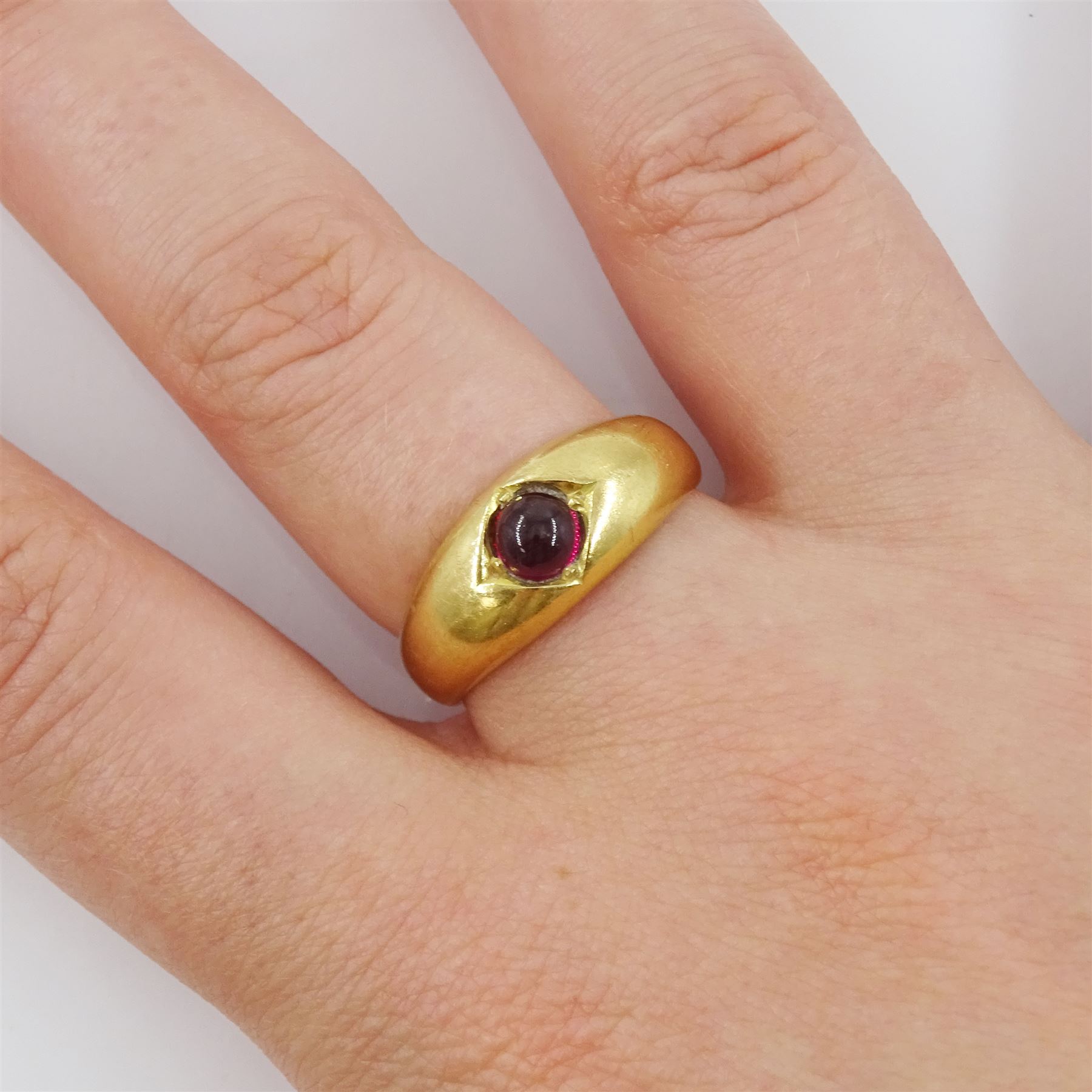 Edwardian 18ct gold single stone cabochon garnet ring, Birmingham 1902