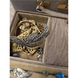 Silver jewellery, including Norwegian enamel ring, Continental silver stone set horse and jockey brooch, silver marcasite leaf brooch, faux pearl items in carved box and other costume jeweller5059