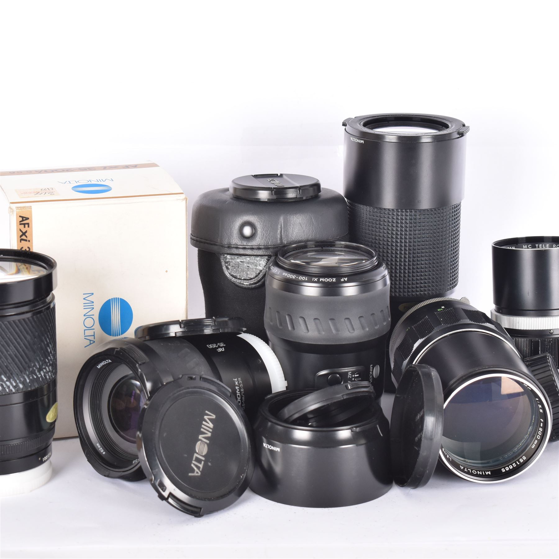 Six Minolta camera lenses, to include AF xi 35-200/4.5-5.6 serial no. 21148974, boxed, AF Zoom Xi 100-300mm 1:4.5(32)-5.6 lens serial no. 32205497, AF Zoom 28-135mm 1:4(22)-4.5 lens serial no. 1001096, MC Tele Rokkor-QF 1:3.5 f=200mm lens serial no. 5512665, MD Zoom 70-210mm 1:4 lens serial no. 1056195 and an MC Tele Rokkor-PF 1:28 f=135mm lens serial no. 1173532