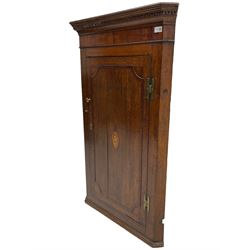 George III oak and mahogany wall hanging corner cupboard, single door decorated with central inlaid shell motif enclosing three shelves