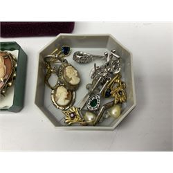9ct gold jewellery, including Avia wristwatch wit 9ct gold strap, cameo brooch and a gold paste ring, together with a collection of costume earrings, etc 