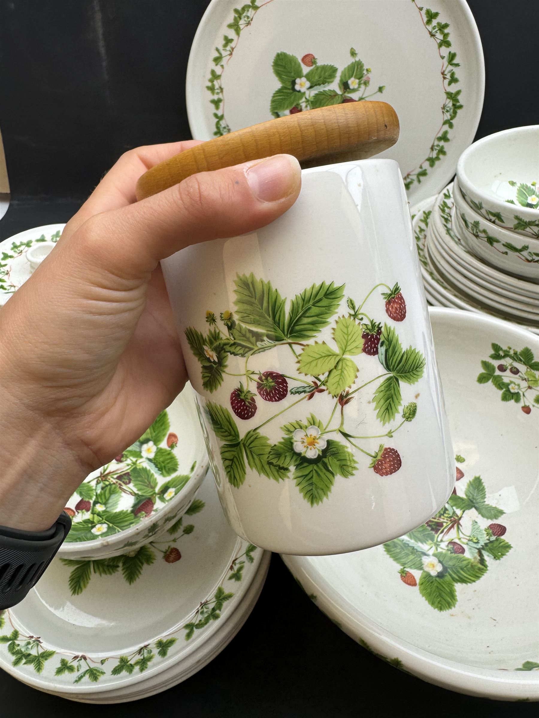 Portmeirion Summer Strawberry pattern tea and dinner service, including teapot, five dinner plates, covered sucrier etc  