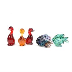 Two Whitefriars dilly ducks, together with four Isle of Wight Glass fish 