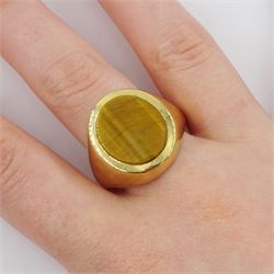 9ct gold tiger's eye signet ring, London 1973